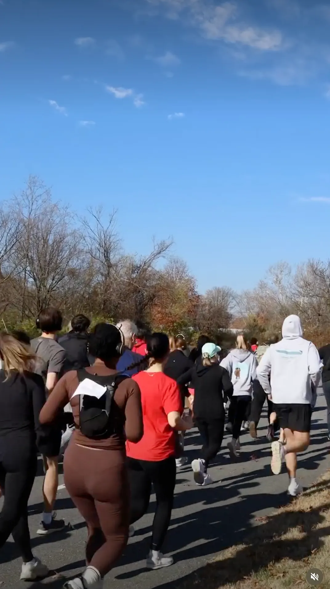 A group of runners beginning the course at Lake Artemesia.